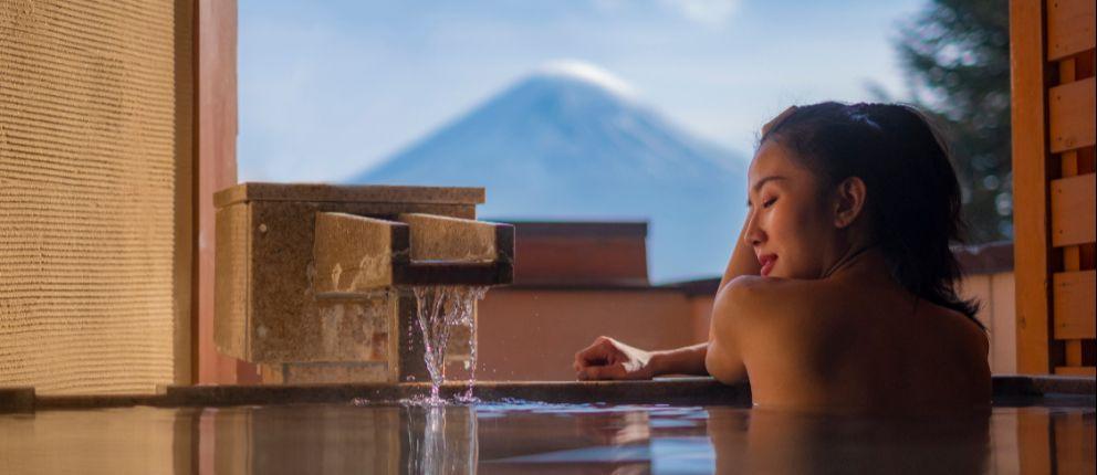 Femme dans un bain thermal japonais